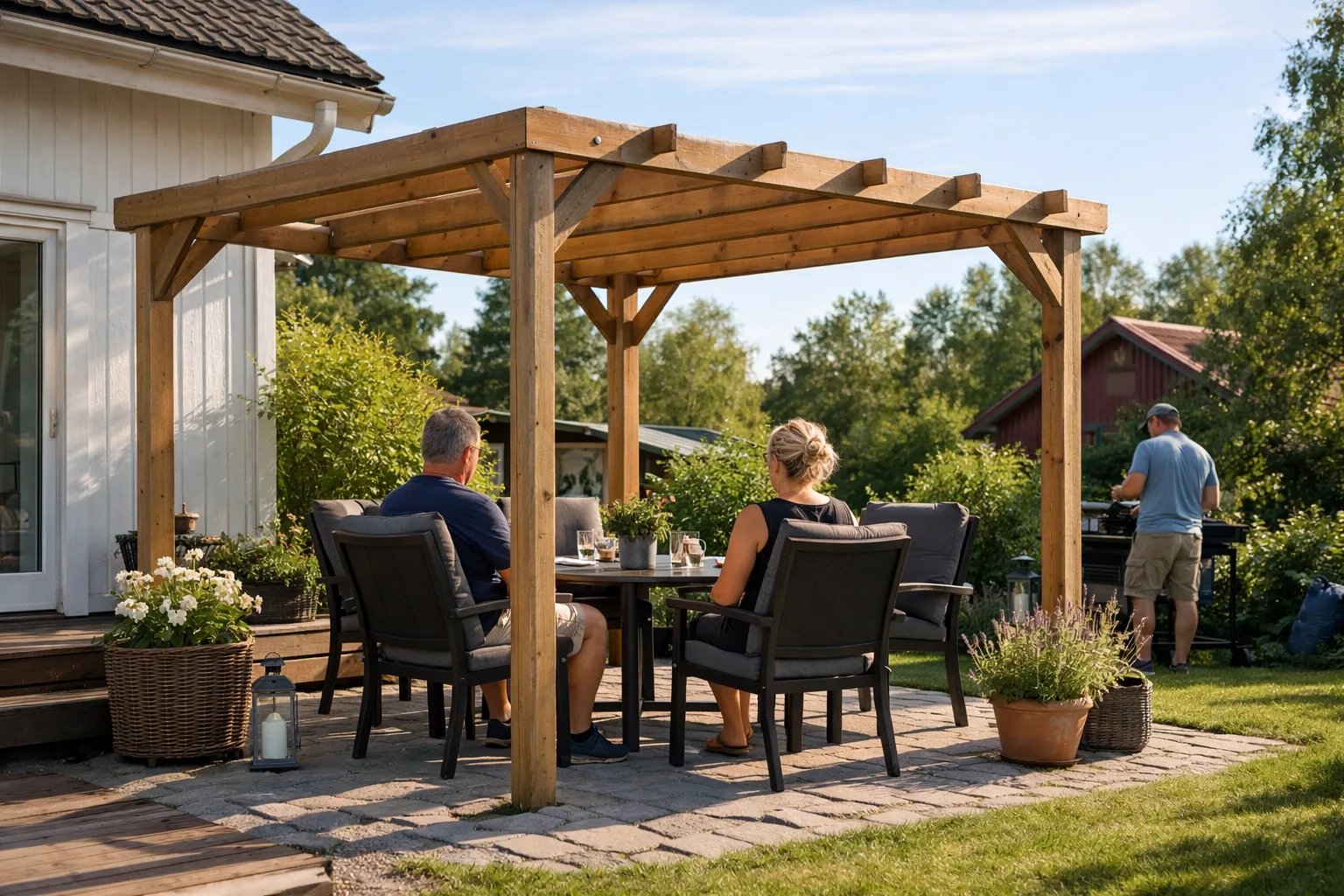 Kompakt pergola över ett runt bord.