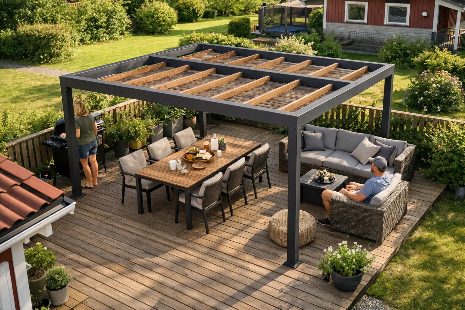 Pergola med plats för matbord och soffhörna.