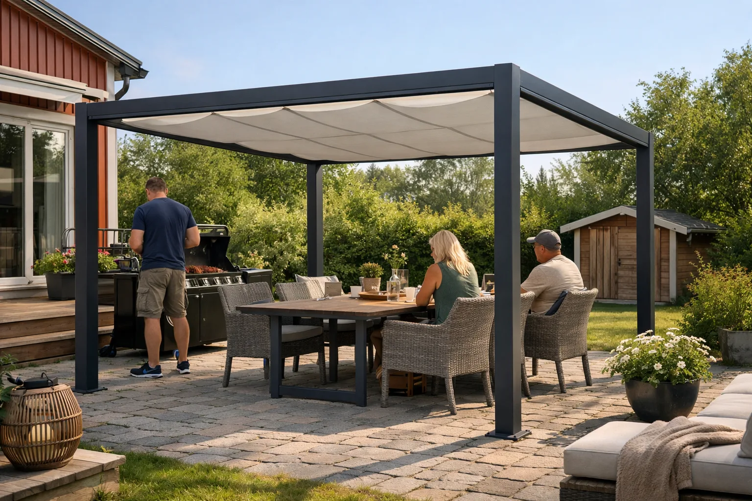Grå aluminiumpergola över en uteplats.